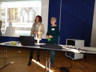 Präsentation: Schule am Bauernhof v. l. n. r.: Agatha Walder; Angelika Mitterrutzner 