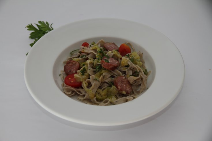 Tagliatelle di grano saraceno con salamini affumicati, porri e pomodori