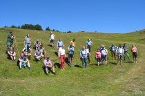 Ein Teil der Gruppe genießt den Blick von Plamort auf den Reschensee