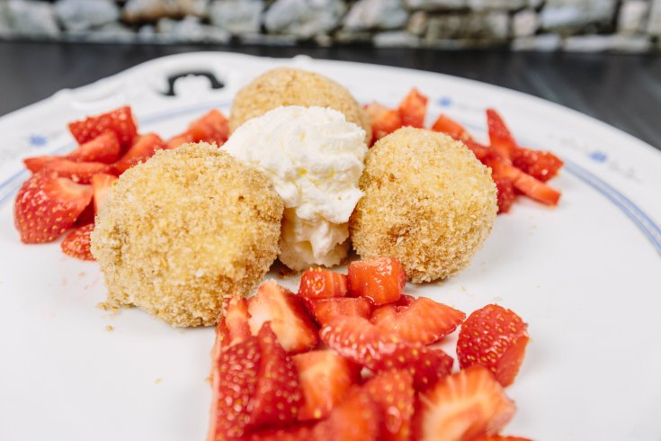 Topfenknödel mit Erdbeeren