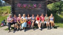 Bäuerinnen jodeln auf der Alm