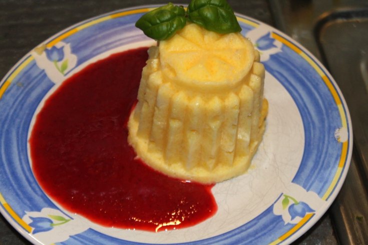 Budino di semolino con purea di fragole