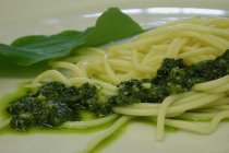 Bandnudeln mit Kräuterpesto