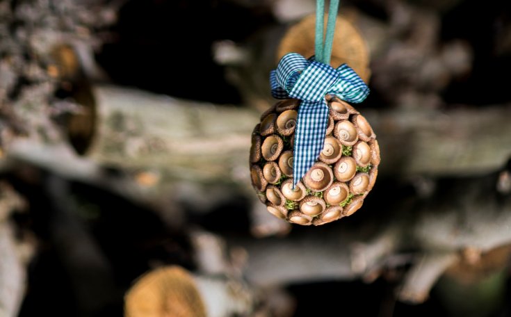 Mooskugel mit Naturmaterialien: herbstlicher Alleskönner