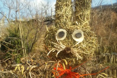 Heuhase als Blumenstecker