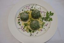 Brennnesselknödel mit brauner Butter und Parmesan