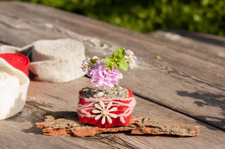 Blumenvase mit Filzdeko